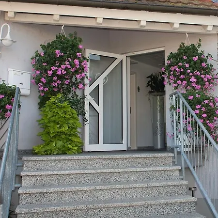 Apartmanhotel Gastehaus Zur Offenen Tur 3*